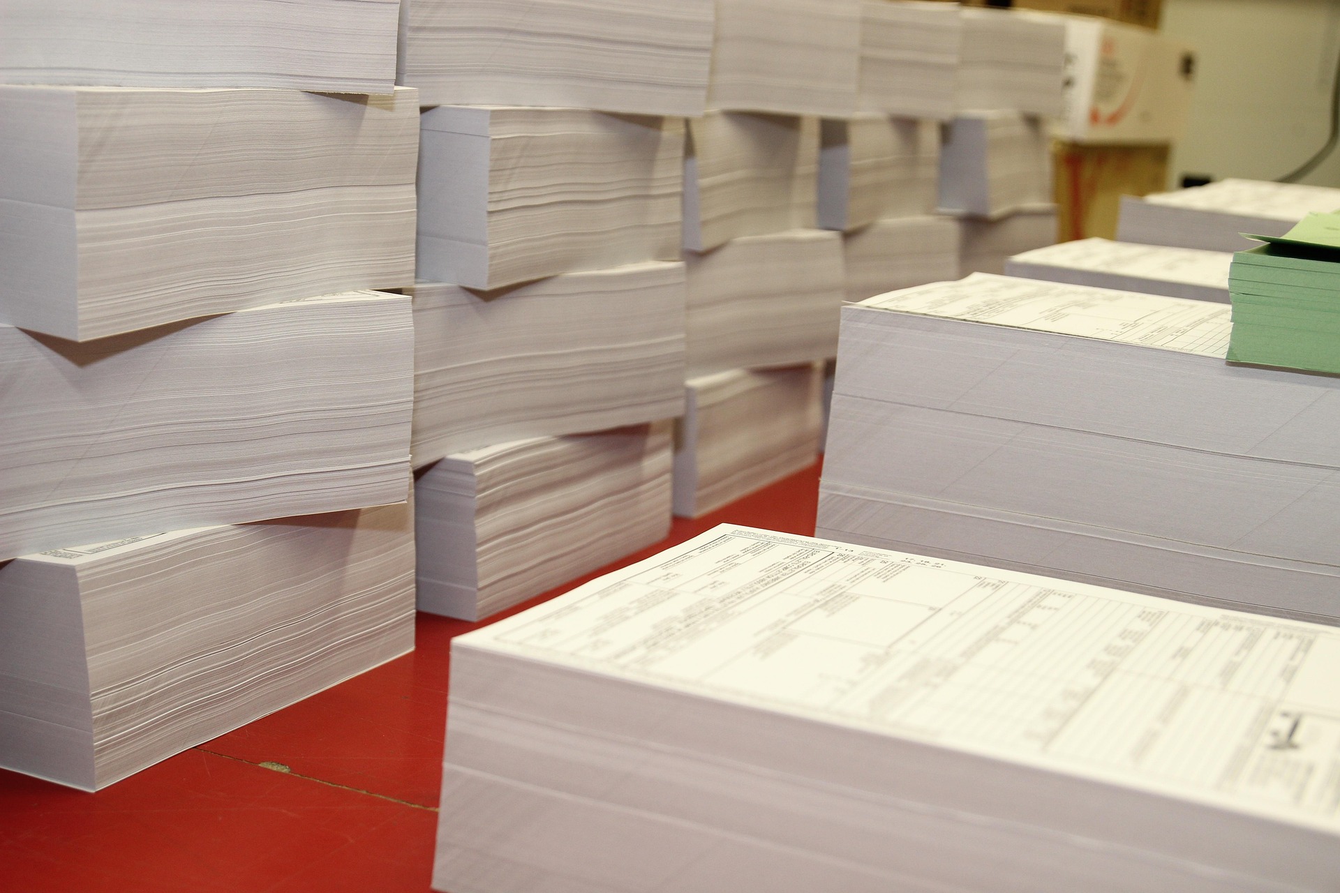 The paper manufacturing industry in 2026 is using a lot of technology to make things better.